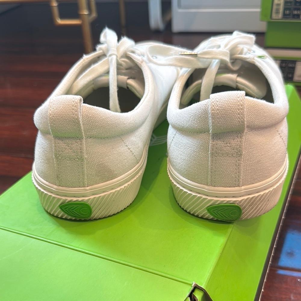 Cariuma Men's White Sneakers - Picture 3 of 4